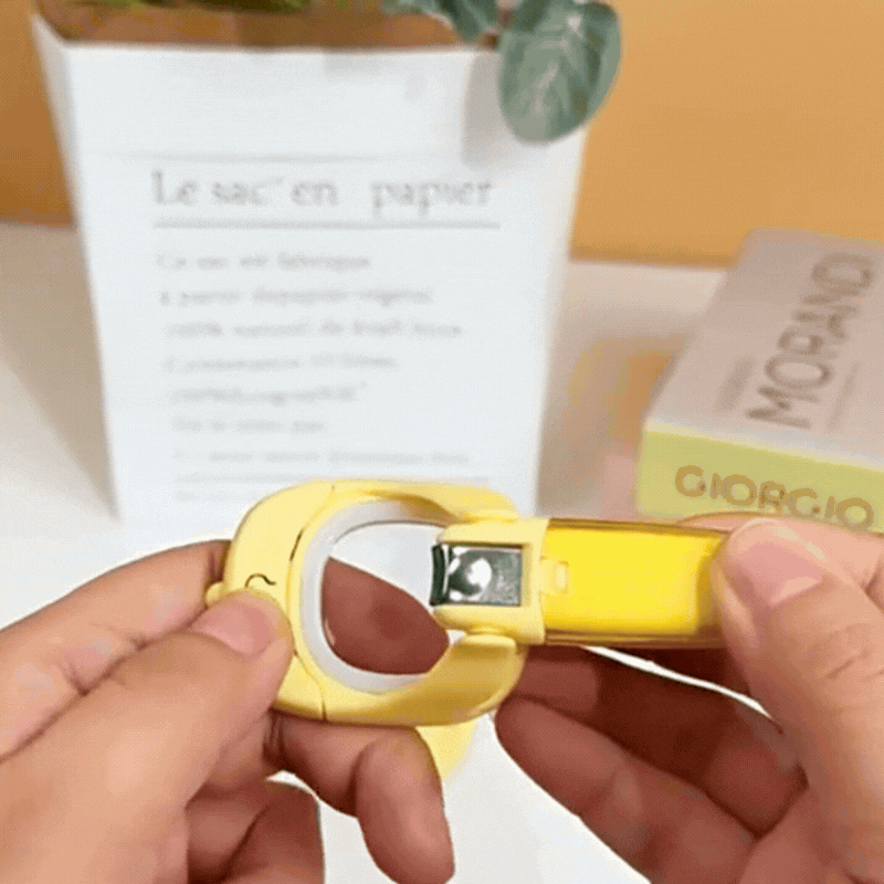 2-in-1 Baby Nagelknipser mit LED Licht & Vergrößerung