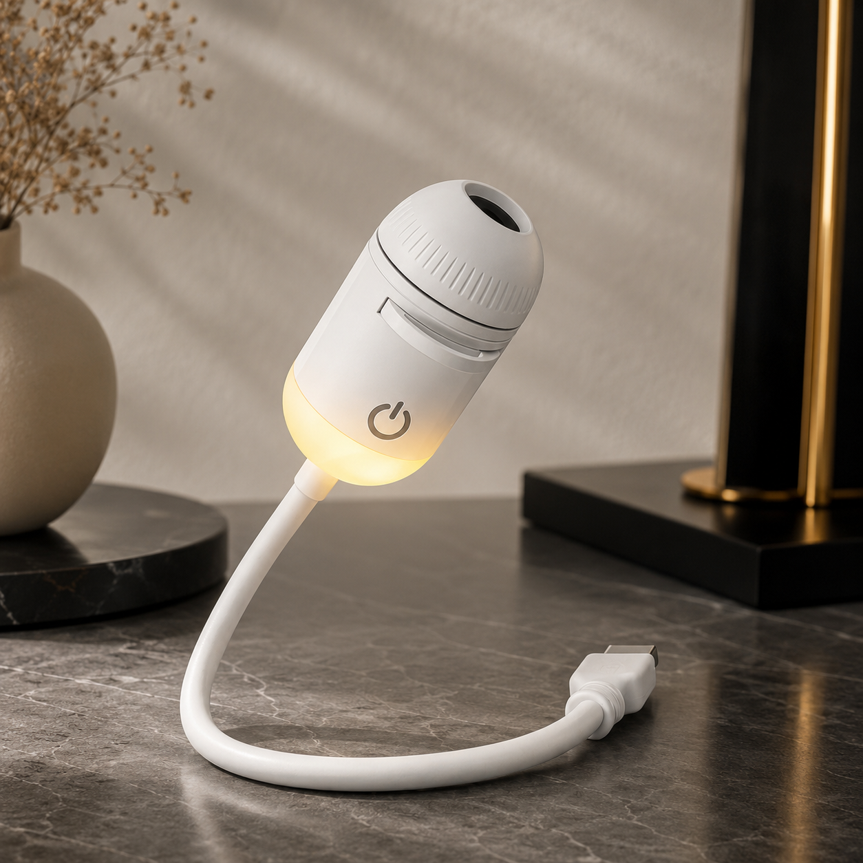 Premium Produktfoto der 2-in-1 USB Galaxy Projektorlampe mit flexiblem USB-Kabel und elegantem minimalistischem Design.