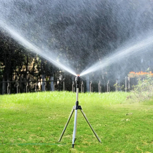 Der 360° Rasensprenger mit Stativ sorgt für eine effiziente und gleichmäßige Bewässerung Ihres Gartens, Rasens oder Ihrer Pflanzen. Dank der feinen Wasserverteilung wird jede Fläche optimal erreicht – ohne trockene Stellen.