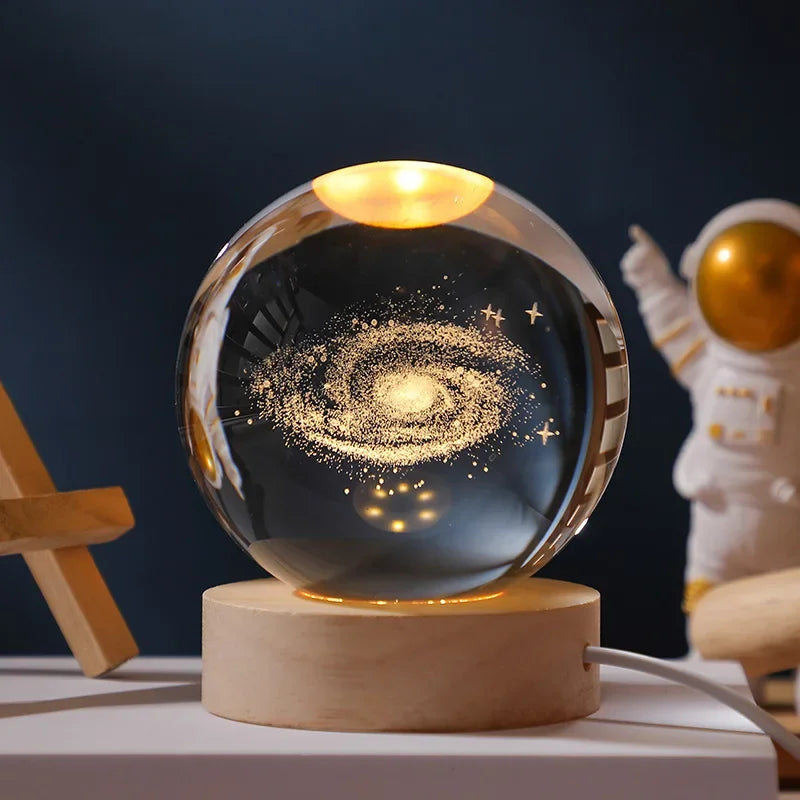 Erlebe die Magie der Sterne mit der 3D Galaxie Kristallkugel Lampe mit Holzsockel. Die kunstvoll gravierte Galaxie im Inneren der Kristallkugel wirkt durch das warme LED-Licht lebendig und erzeugt eine ruhige, fast hypnotische Atmosphäre.