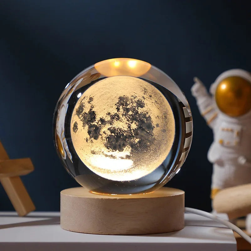 Hol dir die Magie des Nachthimmels direkt nach Hause mit der 3D Mond Kristallkugel Lampe mit Holzsockel. Die hochwertige Kristallkugel zeigt eine beeindruckend realistische Mondoberfläche in feiner Gravur, die durch das warme Licht zum Leben erweckt wird.
