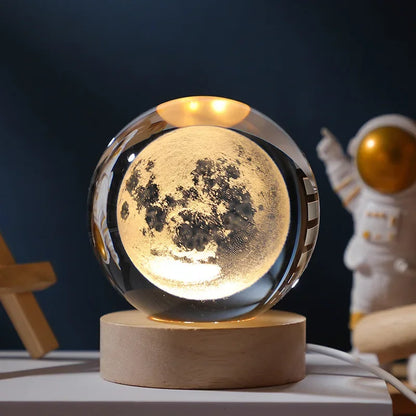 Hol dir die Magie des Nachthimmels direkt nach Hause mit der 3D Mond Kristallkugel Lampe mit Holzsockel. Die hochwertige Kristallkugel zeigt eine beeindruckend realistische Mondoberfläche in feiner Gravur, die durch das warme Licht zum Leben erweckt wird.
