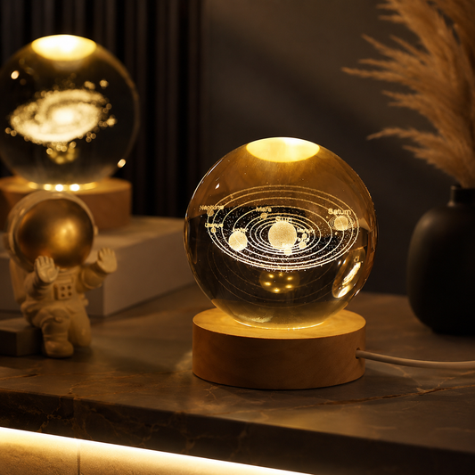 Elegante 3D-Kristallkugel mit Sonnensystem-Gravur und warmer LED-Beleuchtung. Perfekt als stilvolle Dekoration oder stimmungsvolles Nachtlicht für Wohn- und Schlafzimmer.