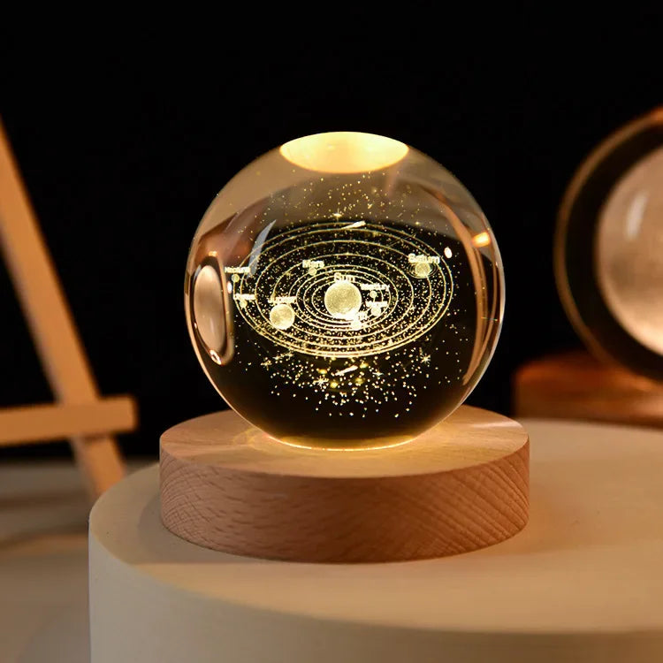 Erlebe die Schönheit unseres Universums mit der 3D Sonnensystem Kristallkugel Lampe mit Holzsockel. Die detailreiche Gravur zeigt das komplette Sonnensystem mit Planeten und Umlaufbahnen – kunstvoll eingefangen in einer hochwertigen Kristallkugel.