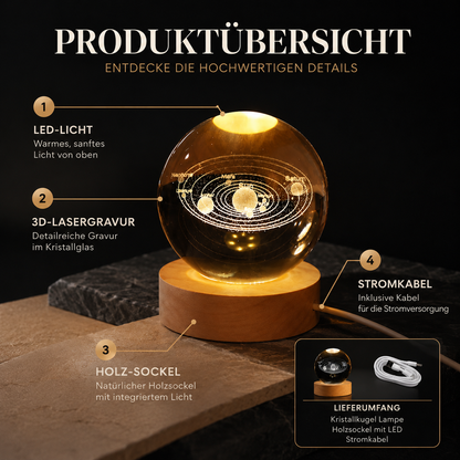 Edle Kristallkugel mit präziser 3D-Lasergravur des Sonnensystems, warmem LED-Licht, hochwertigem Holzsockel und USB-Stromversorgung. Perfekt als stilvolle Dekoration oder Geschenk.