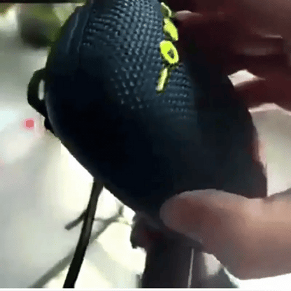 Tragbarer Bluetooth-Lautsprecher im Einsatz bei einer Outdoor-Aktivität