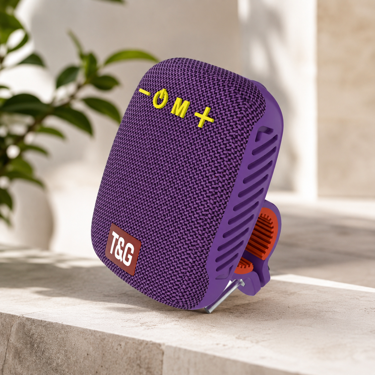 Tragbarer Bluetooth-Lautsprecher in Lila mit praktischem Clip