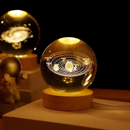Die CosmoGlow 3D LED Kristalllampe verwandelt jeden Raum in eine faszinierende Galaxie. Mit ihrer detailreichen 3D-Gravur des Sonnensystems erzeugt sie ein einzigartiges Lichtspiel, das Ruhe, Wärme und Staunen zugleich auslöst.