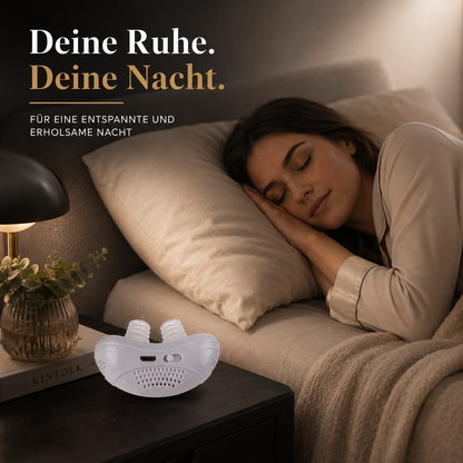 Dieses Bild zeigt eine entspannte Schlafszene mit einer schlafenden Frau in einem gemütlichen Schlafzimmer. Im Vordergrund befindet sich ein moderner elektrischer Nasenreiniger auf dem Nachttisch, der für eine angenehme Nasenpflege vor dem Schlafengehen entwickelt wurde. Die warme Beleuchtung und das stilvolle Ambiente vermitteln ein Gefühl von Ruhe, Komfort und Wohlbefinden.
