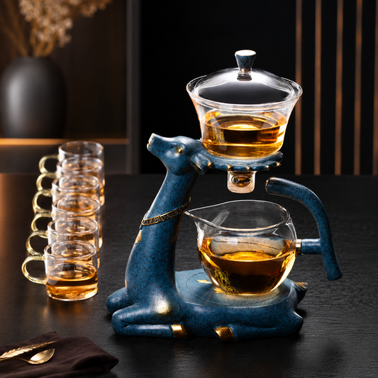 Elegante Glas-Teekanne mit hitzebeständigem Glaskessel und dekorativem blauem Metallständer für stilvollen Teegenuss.