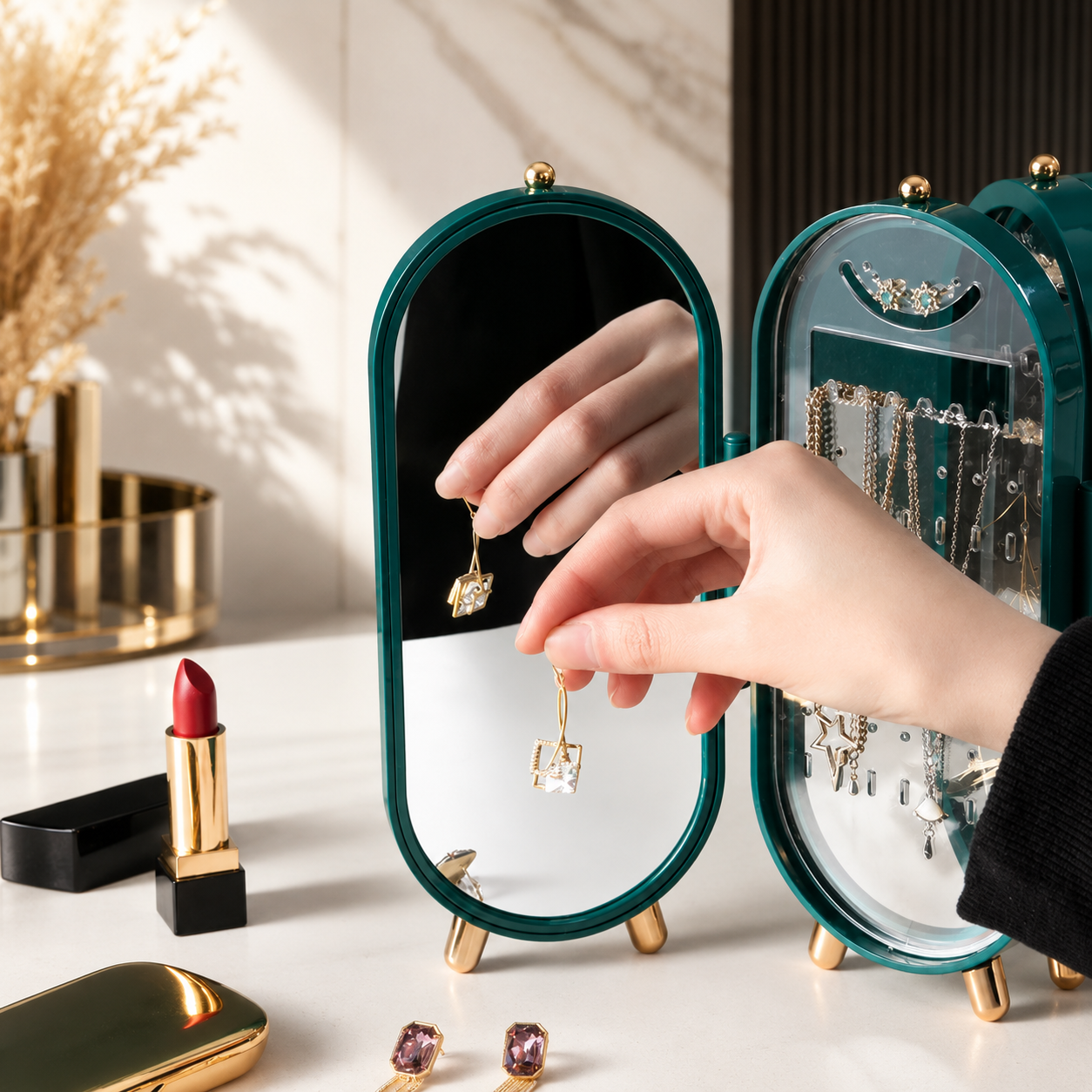 Der Schmuckorganizer mit integriertem Spiegel hält Ihre Lieblingsstücke ordentlich, geschützt und stets griffbereit. Das stilvolle Design verleiht jedem Schminktisch eine elegante Note.