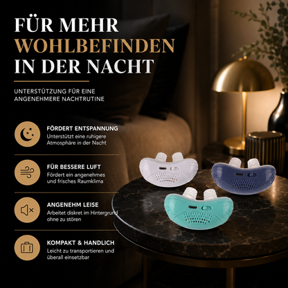 Dieses Bild präsentiert den elektrischen Nasenreiniger in drei modernen Farbvarianten – Weiß, Dunkelblau und Mintgrün – in einer stilvollen Schlafzimmerumgebung. Die warme Beleuchtung und das elegante Ambiente vermitteln Ruhe und Geborgenheit und unterstreichen den Einsatz des Produkts als Teil einer angenehmen Abendroutine.
