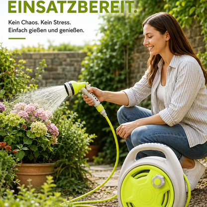 Person bewässert Blumen im Garten mit einem kompakten Gartenschlauchaufroller und verstellbarer Sprühdüse.