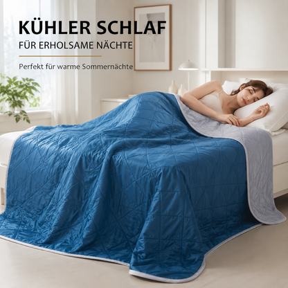 Kühlende Sommerdecke auf einem Bett in einer sommerlichen Schlafumgebung zur Darstellung des kühlenden Designs.