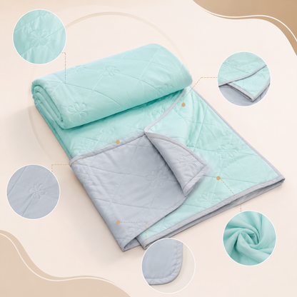 Nahaufnahme der kühlenden Sommerdecke mit gestepptem Design, weicher Oberfläche und sauber verarbeiteten Kanten.