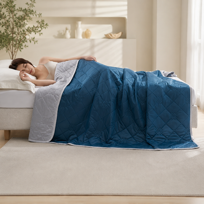 Premium Lifestyle-Aufnahme der kühlenden Sommerdecke in einem modernen minimalistischen Schlafzimmer.