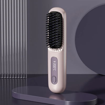 Diese edle Glättbürste in stilvollem Nude-Beige vereint modernes Design mit leistungsstarker Technologie. Sie ermöglicht dir ein schnelles, schonendes Haarstyling – ganz ohne Kabel und ohne Stress.
