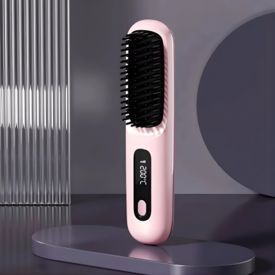 Diese elegante Glättbürste in zartem Rosé-Pink kombiniert modernes Design mit leistungsstarker Technologie. Sie ermöglicht dir ein schnelles, schonendes Glätten deiner Haare – ganz ohne Kabel und ohne Aufwand.