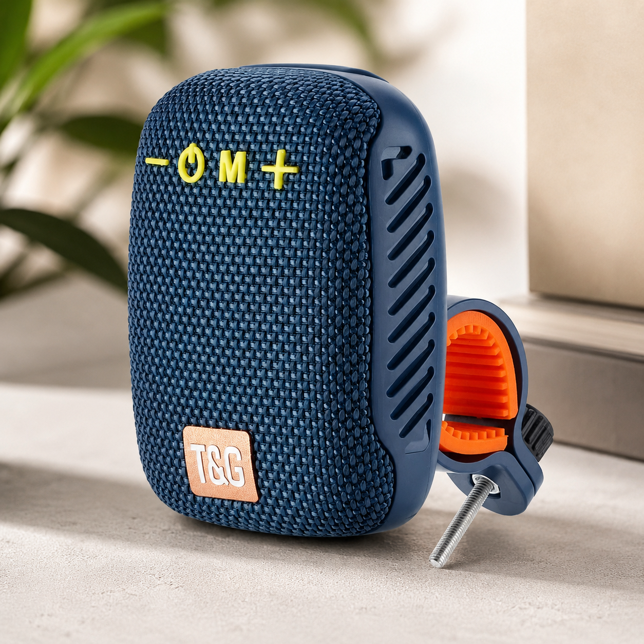 Schwarzer Bluetooth-Lautsprecher mit robuster Oberfläche und Befestigungsclip