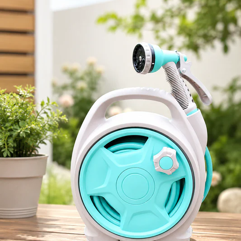 Kompakter Gartenschlauchaufroller mit integrierter Sprühdüse für Garten, Terrasse und Balkon.
