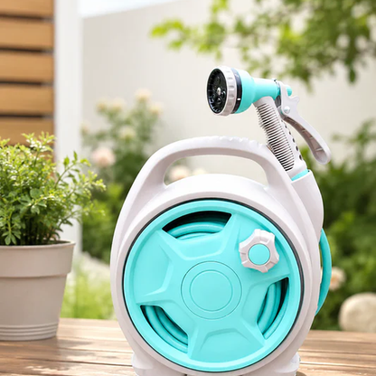 Kompakter Gartenschlauchaufroller mit integrierter Sprühdüse für Garten, Terrasse und Balkon.
