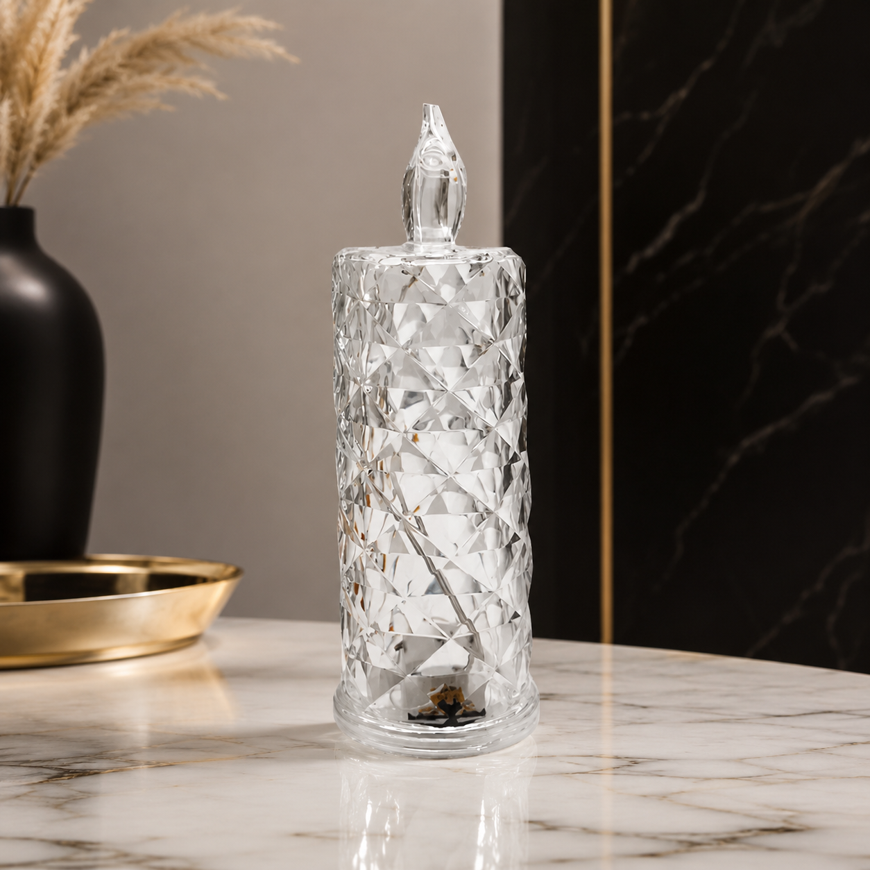 Elegante Aufbewahrungsdose aus hochwertigem Kristallglas mit dekorativem Diamantschliff. Ideal zur stilvollen Aufbewahrung von Wattepads, Schmuck, Süßigkeiten oder kleinen Accessoires und ein edler Blickfang für Bad, Küche oder Wohnbereich.