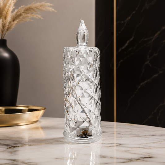 Elegante Aufbewahrungsdose aus hochwertigem Kristallglas mit dekorativem Diamantschliff. Ideal zur stilvollen Aufbewahrung von Wattepads, Schmuck, Süßigkeiten oder kleinen Accessoires und ein edler Blickfang für Bad, Küche oder Wohnbereich.