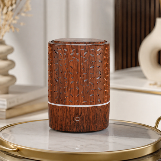 Eleganter Ultraschall-Aroma-Diffuser in Holzoptik auf einem dekorativen Tisch.