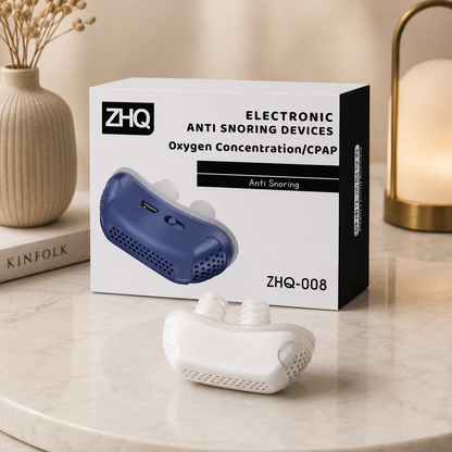 Dieses Bild zeigt die Produktverpackung eines modernen elektronischen Anti-Schnarch-Geräts zusammen mit dem Gerät in der Farbvariante Weiß. Die hochwertige Verpackung mit klarer Gestaltung und die stilvolle Präsentation auf einer Marmoroberfläche vermitteln einen modernen und hochwertigen Eindruck.