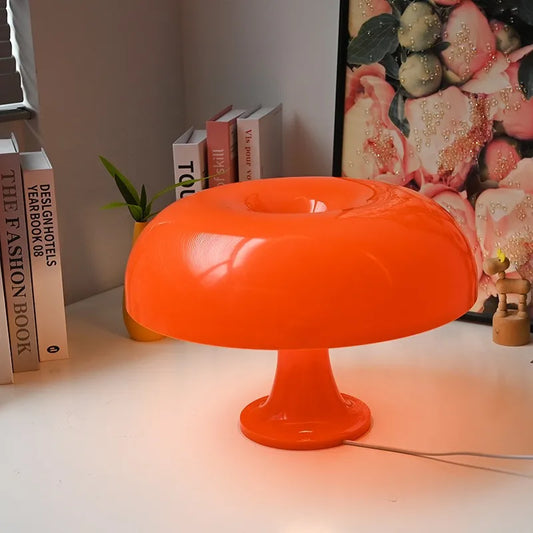 Die Retro Design Tischlampe – Modern Glow vereint stilvolles Vintage-Design mit moderner Eleganz. Mit ihrer einzigartigen, runden Form und der leuchtenden Farbe wird sie zum echten Blickfang in jedem Raum.