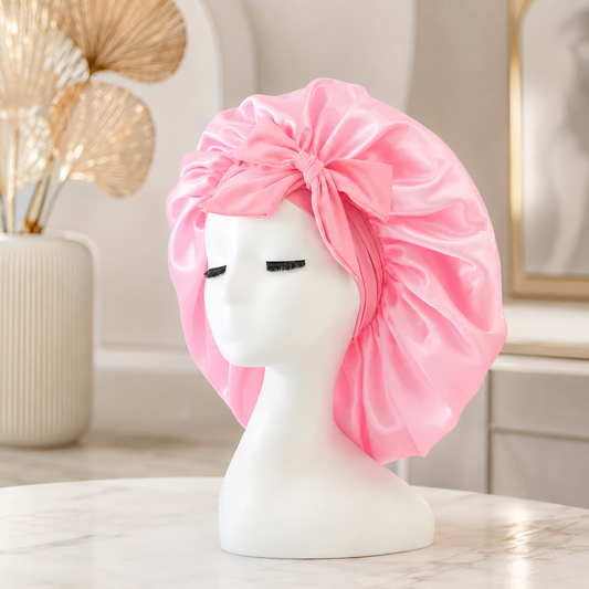 Elegante rosa Satin-Schlafhaube mit großer Schleife für den Schutz der Haare. Weiches, glänzendes Material für angenehmen Tragekomfort und stilvolles Design.