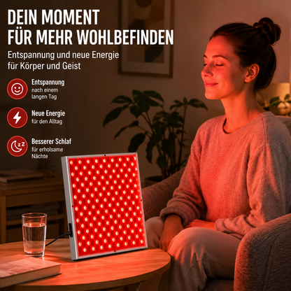 Person nutzt ein LED-Rotlichttherapie-Panel entspannt im Wohnraum.