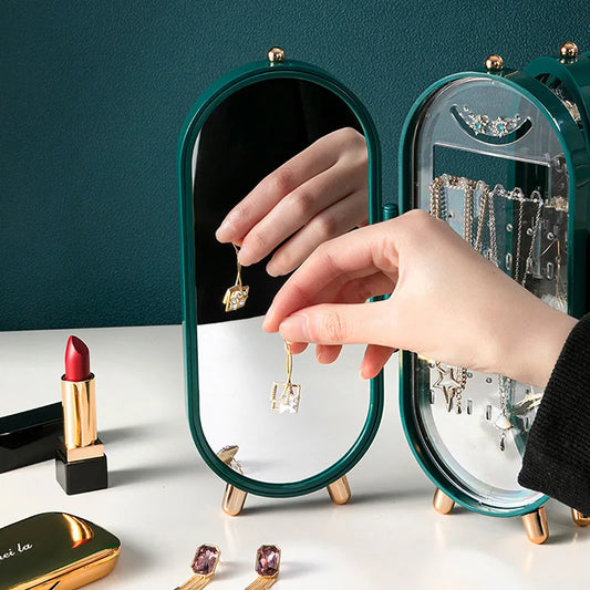 Mit dem Schmuck Organizer Spiegel mit Aufbewahrungsbox bringst du Stil und Ordnung in deinen Alltag. Dieser elegante Spiegel kombiniert praktischen Stauraum mit modernem Design und bietet dir die perfekte Lösung, um deinen Schmuck übersichtlich aufzubewahren.