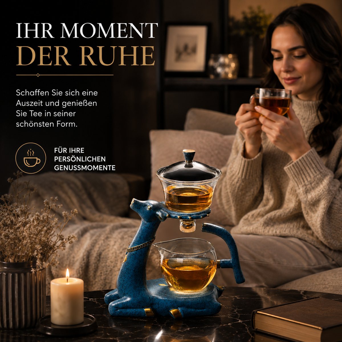 Glas-Teekanne mit blauem Designständer auf einem modernen Tisch – perfekt für entspannten und stilvollen Teegenuss.
