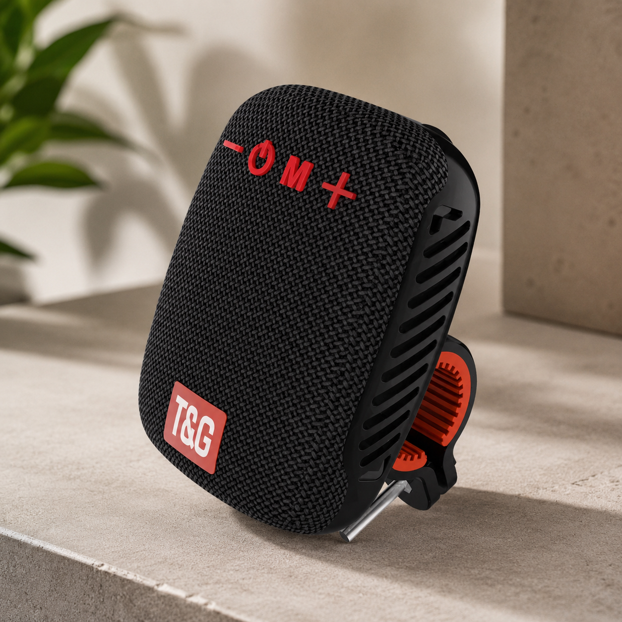 Schwarzer tragbarer Bluetooth-Lautsprecher mit praktischem Befestigungsclip für unterwegs und Outdoor