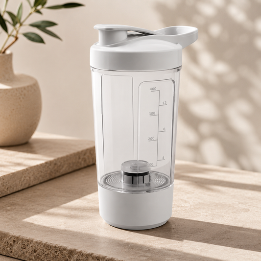 Weißer elektrischer Shakerbecher mit Messskala auf einem Tisch