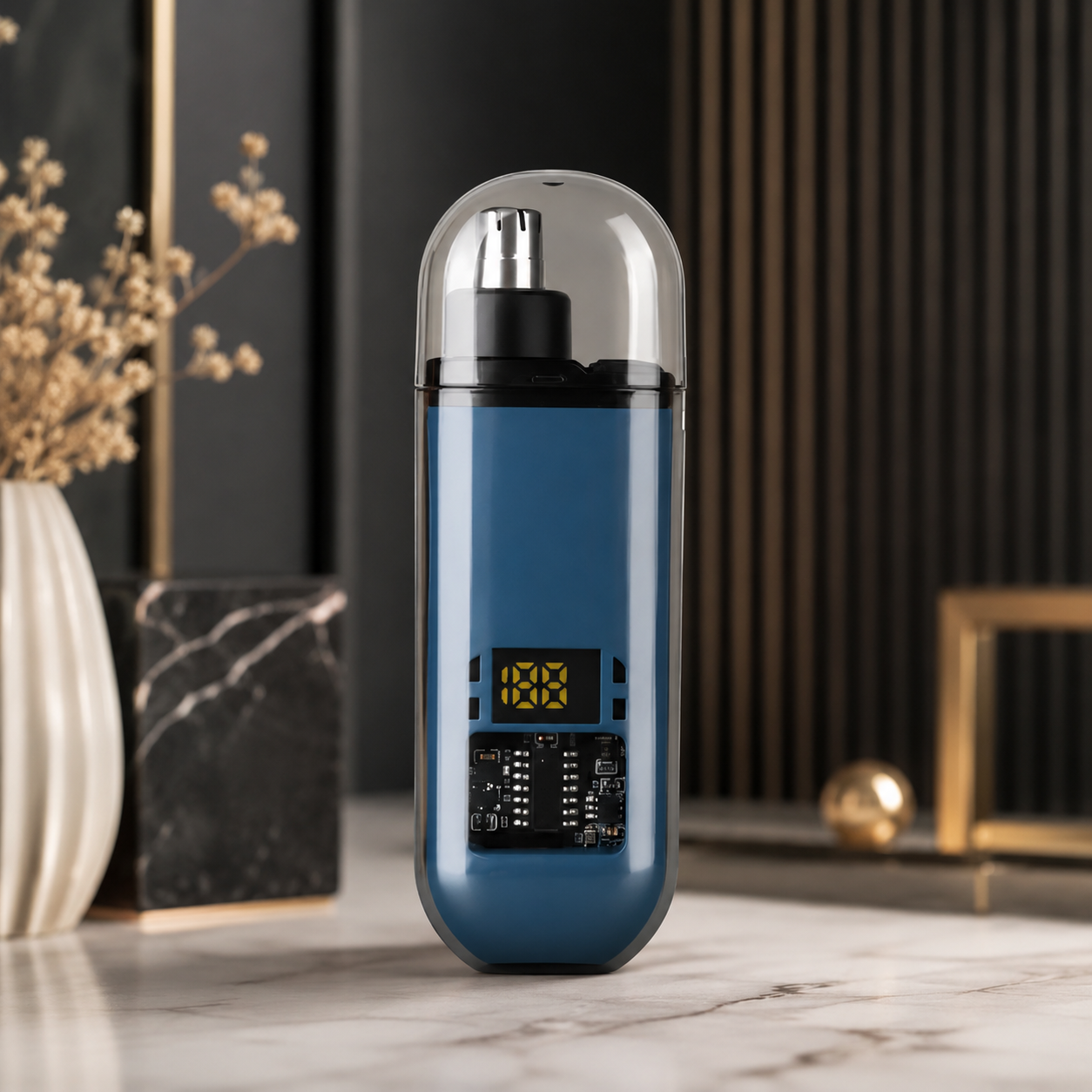 Modernes, tragbares Smart-Sprühgerät mit transparentem Schutzdeckel, integrierter Digitalanzeige und elegantem blauen Design. Präsentiert in einer hochwertigen, stilvollen Umgebung – ideal für Premium-Produktpräsentationen.