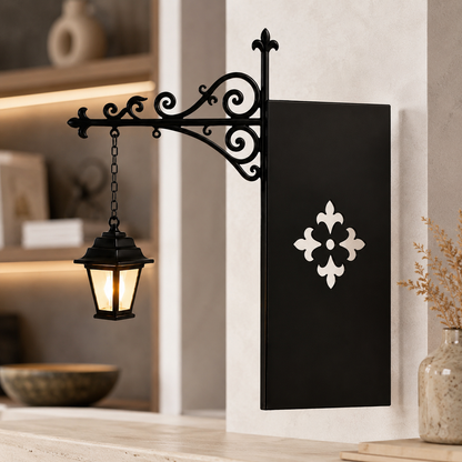 Stilvolle Vintage LED Bibliothekslampe als dekorative Beleuchtung neben einem Bücherregal.