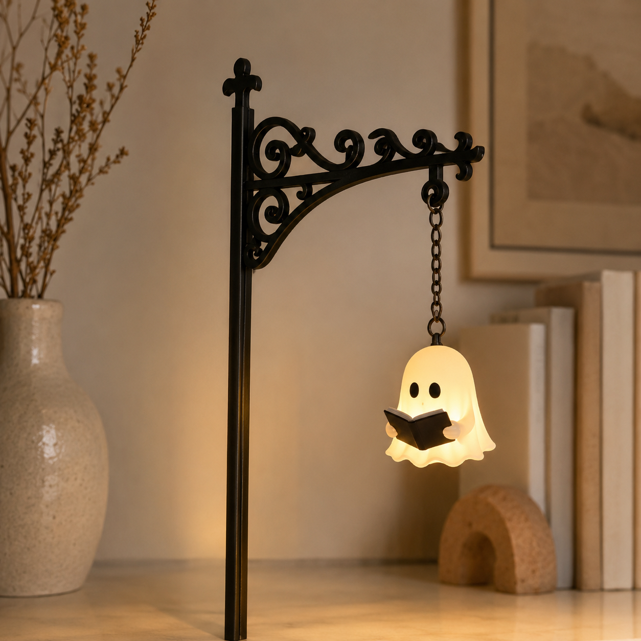Nahaufnahme der Vintage LED Bibliothekslampe mit warmweißem Licht für eine gemütliche Wohnatmosphäre.