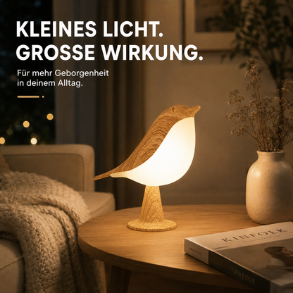 vStilvolle Vogel-LED-Lampe sorgt für eine warme und gemütliche Atmosphäre im Wohnzimmer.